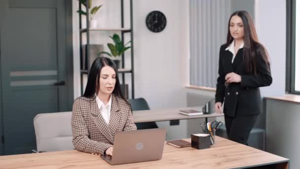 Kvindelige Manager Forsikringsselskab Konsultere Kunden Med Laptop Møde Ung Sælger – Stock-video