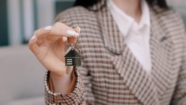 ホーム形状のキーチェーンとキーのカメラの束に示すフォーカス女性の手を保持を閉じます 新しい家 テナンシー — ストック動画