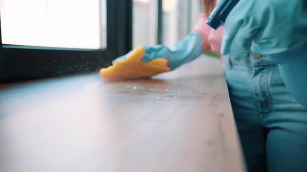 Närbild Bild Bild Hemmafru Blå Gummihandskar Tvättar Sprutning Fönsterbräda Rummet — Stockvideo