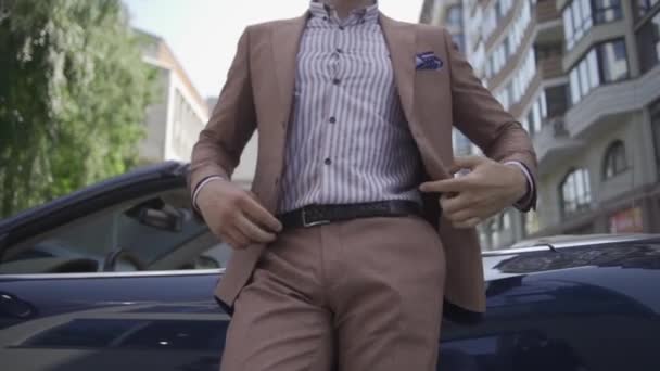 Egy Kimerült Öltönyös Érett Férfi Áll Kocsi Mellett Lassú Mozgás — Stock videók