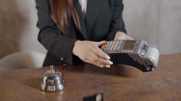 Ujęcie Dojrzałej Bizneswoman Płacącej Zakwaterowanie Nowoczesnym Hotelu Pomocą Karty Kredytowej — Wideo stockowe