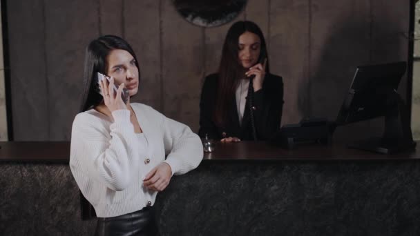 Resepsi Hotel Resepsionis Wanita Berbicara Telepon Dengan Klien Atau Tamu — Stok Video