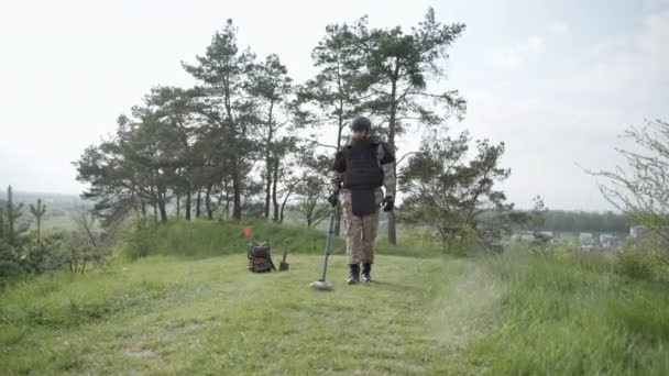 Soldato Dell Esercito Rimuove Mine Sapper Con Esamina Territorio Dragamine — Video Stock