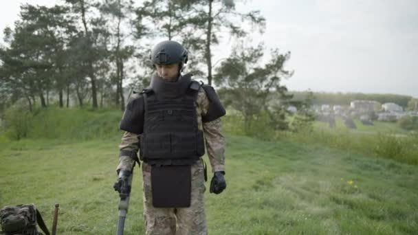 Soldado Del Ejército Elimina Minas Zapador Con Examina Territorio Dragaminas — Vídeos de Stock