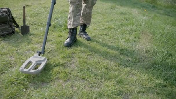 Military Sapper Metal Detector Field Ukrainian Explosive Ordnance Disposal Officer — Stock Video