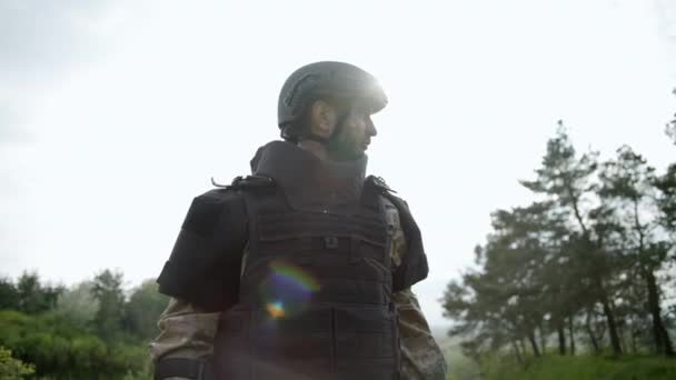 Ritratto Militare Casco Piedi Guardarsi Intorno Uomo Dopo Sminamento Sembra — Video Stock