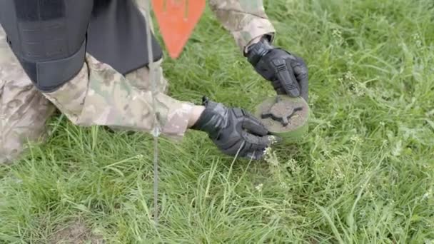 Mijnbouw Sapper Werkt Het Gras Zorgvuldig Ontruimt Infanterie Mijn Zet — Stockvideo