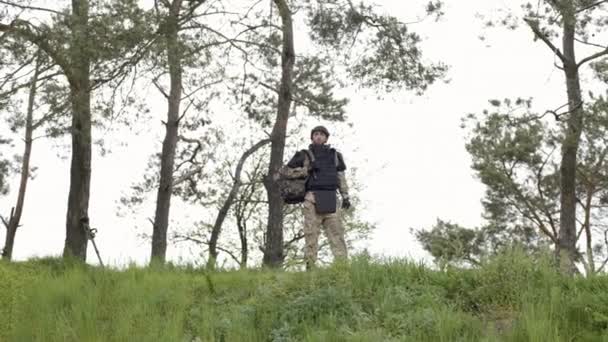 地雷除去 リュックを持った兵士が木の近くを歩く 鉱山を中和する — ストック動画