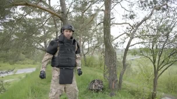 Homme Démineur Armée Ukrainienne Dansant Drôle Près Arbre Dans Forêt — Video