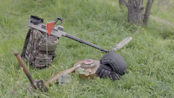 Εκρηκτικά Αντικείμενα Οβίδες Ρουκέτες Νάρκες Βρίσκονται Στα Χωράφια Της Ουκρανίας — Αρχείο Βίντεο