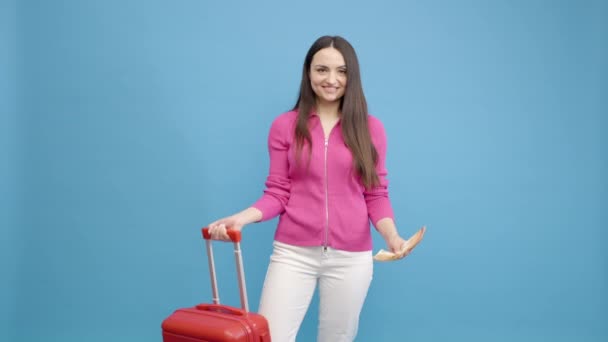 Luxe Reis Rijke Vrouw Vakantie Uitgaven Happy Expressieve Dame Verspreiden — Stockvideo