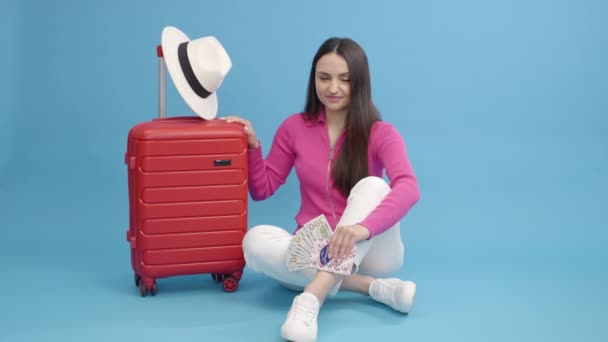 Žena Turistka Bílým Kloboukem Peníze Sedí Tlačí Červený Kufřík Znamení — Stock video