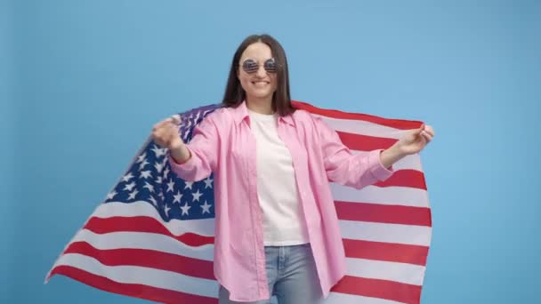 Szczęśliwa Uśmiechnięta Dziewczyna Amerykańskich Okularach Machająca Owijająca Flagą Usa Świętująca — Wideo stockowe