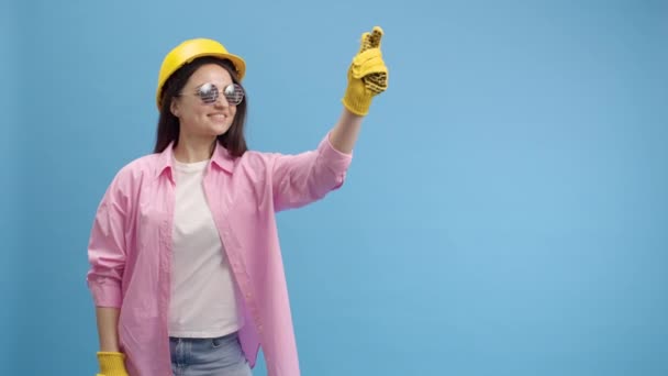 Trabajadora Joven Con Sombrero Amarillo Gafas Guantes Americanos Hacer Publicidad — Vídeos de Stock