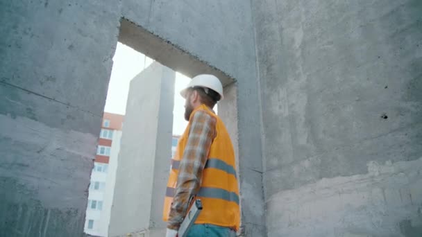 Zpětný Pohled Unaveného Stavitele Který Dívá Okna Staveniště Starší Stavební — Stock video