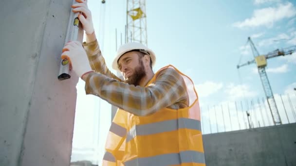 Young Worker Checks Level Wall Spirit Level Portrait Caucasian Construction — Stock Video