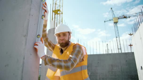 Mladý Dělník Kontroluje Úroveň Stěny Úrovní Lihu Portrét Bělošského Stavebního — Stock video