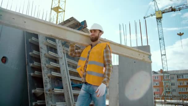 Przesuwny Widok Pracownika Niosącego Długie Ciężkie Belki Budynek Ramce Słoneczny — Wideo stockowe