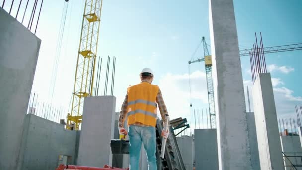 Byggarbetare Som Går Och Arbetar Byggarbetsplats Med Verktygslåda Och Bubbelnivå — Stockvideo