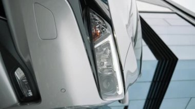 Modern arabanın farlarını kapat. Yeni araba farları. Lambalı aracın önünde. Detaylı görüntü. Yavaş çekim