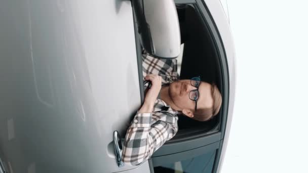 Bliżej Pewny Siebie Biały Mężczyzna Kupić Nowy Samochód Radosny Człowiek — Wideo stockowe