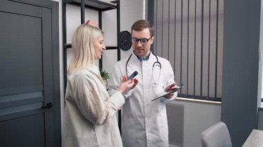 KBB doktorunun hastayla görüşmesi. Astım ilacı olan bir erkek doktor.