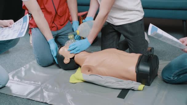 Erwachsenenausbildung Und Erste Hilfe Unterricht Erste Hilfe Herz Lungen Wiederbelebung — Stockvideo