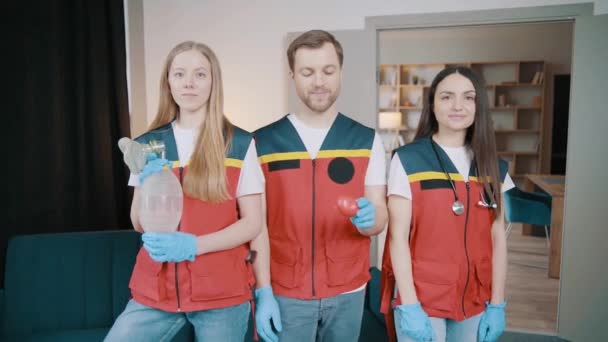 Paramédicos Profissionais Olham Para Câmera Médico Masculino Mostra Coração Vermelho — Vídeo de Stock