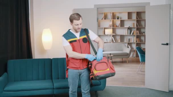 Professionell Läkare Man Paramedic Med Medicinsk Väska Titta Kameran Smilling — Stockvideo