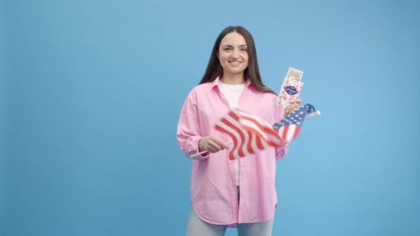 Menina Patriótica Feliz Acenando Bandeira Americana Sorrindo Segurando Passaporte Doollars — Vídeo de Stock