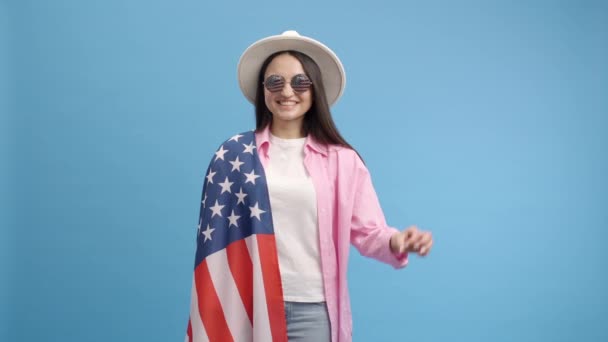Modna Pogodna Pozytywna Dziewczyna Białym Kapeluszu Okularach Trzyma Amerykańską Flagę — Wideo stockowe