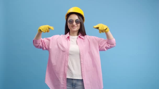 Młoda Dama Żółtym Twardym Kapeluszu Amerykańskich Okularach Rękawiczkach Robiąc Reklamę — Wideo stockowe