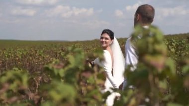 Gelin ve damat güzel bir bahçede. Yavaş çekim