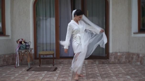 Glückliche Junge Frau Erstaunlichem Weißen Abendkleid Mit Langem Schwanz Nahe — Stockvideo