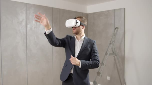 Владелец Надел Технологию Оценил Квартиру Обставленной Человек Использует Виртуальную Реальность — стоковое видео