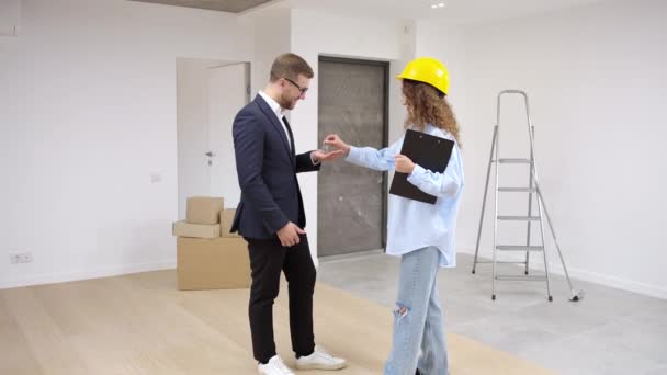 Młoda Projektantka Daje Klucze Nowego Mieszkania Właścicielowi Happy Man Pokazuje — Wideo stockowe