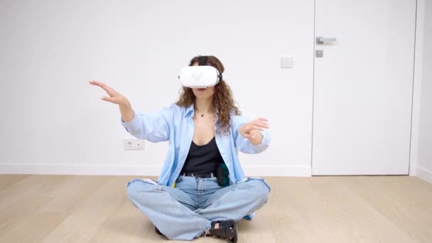 Una Ragazza Adolescente Occhiali Realtà Virtuale Occhiali Siede Una Stanza — Video Stock