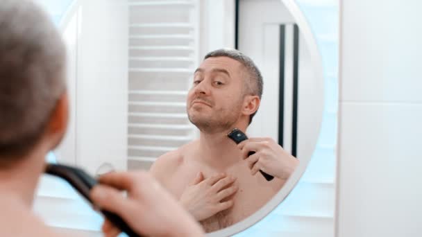 Vue Derrière Reflet Masculin Dans Miroir Dans Salle Bain Mec — Video