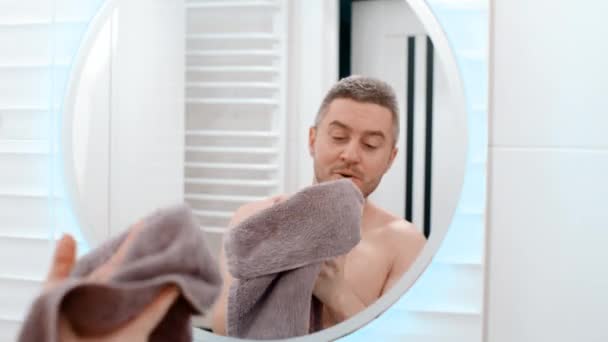 Spiegel Reflectie Jonge Gelukkige Man Vegen Hand Met Handdoek Het — Stockvideo