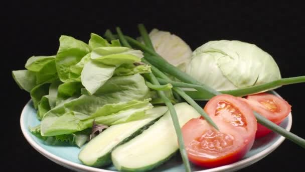 Salade Légumes Frais Concombre Tomate Épinards Chou Laitue Oignon Tourner — Video