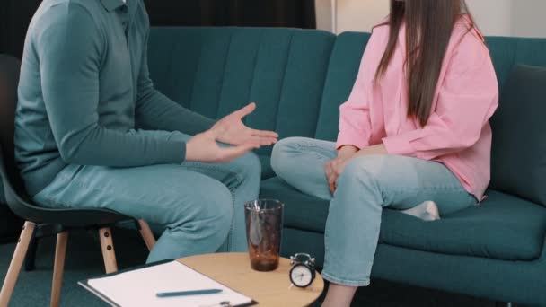 Muž Psycholog Sedí Dotýkat Ruku Mladé Depresivní Žena Pro Povzbuzení — Stock video