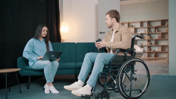 Atrakcyjny Uśmiechnięty Dorosły Niepełnosprawny Mężczyzna Wózku Inwalidzkim Aplikujący Telefon Razem — Wideo stockowe