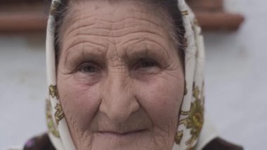 Kameraya bakan üzgün görünümlü Kafkas bir kadının yakın portresi. Yavaş çekim