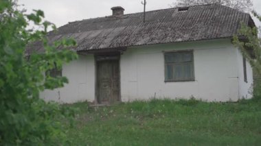 Ormanda terk edilmiş bir ev. Doğa