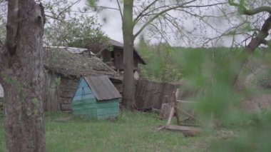 Kırsal kesimde eski bir su kuyusu. Terk edilmiş bir kuyu