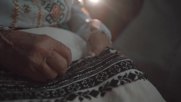 伝統的な刺繍を行う女性の手のクローズアップショット 布の民俗刺繍パターン — ストック動画