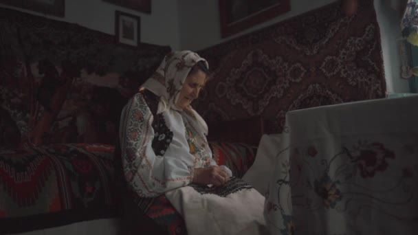 伝統的な刺繍を行う女性の手のクローズアップショット 布の民俗刺繍パターン — ストック動画