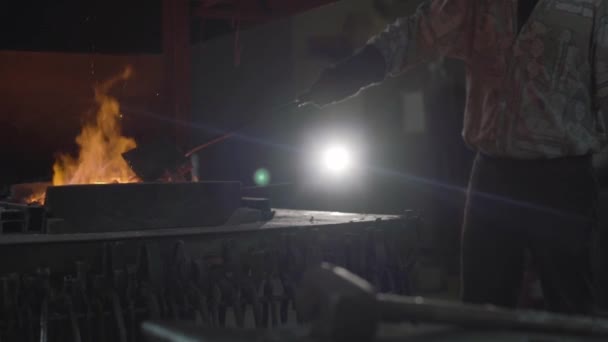 Ένας Σιδεράς Δουλεύει Μέταλλο Ένα Σιδηρουργείο Άνθρωπος Ετοιμάζει Σίδερο Αργή — Αρχείο Βίντεο