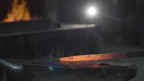 鍛冶屋は金属を鍛造するためにハンマーを使用しています — ストック動画