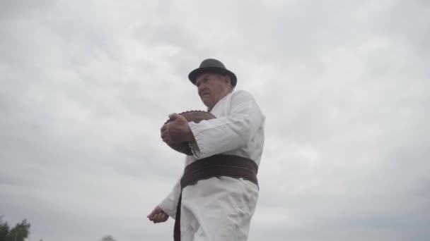 Anciano Con Una Camisa Sombrero Ucranianos Bordados Siembra Grano Campo — Vídeo de stock